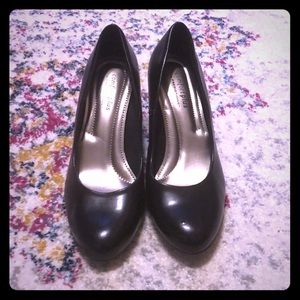 Black pumps
